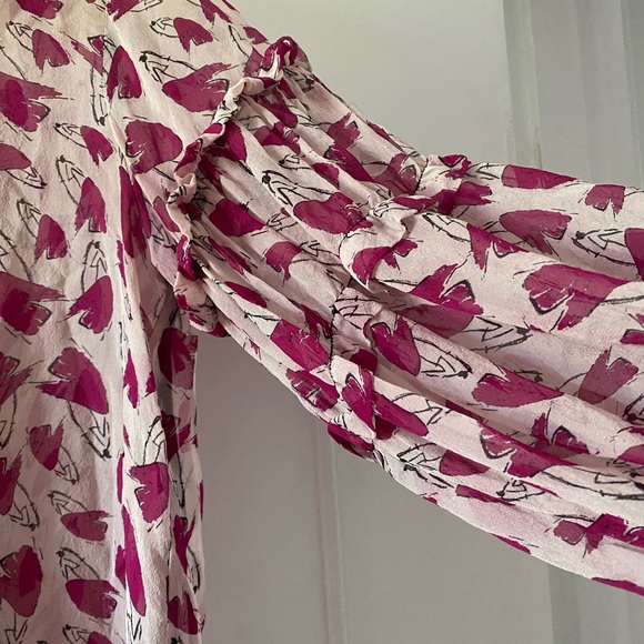 Silk blouse with open neckline and soft 3/4 sleeves by Diane bon Furstenburg. - Picture 2 of 4